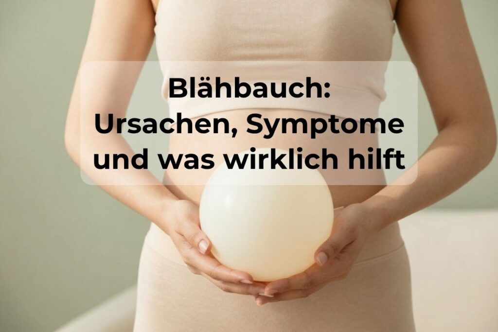 Person hält einen weißen Ballon vor dem Bauch als Symbol für einen Blähbauch und Verdauungsbeschwerden.