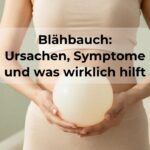 Blähbauch: Ursachen, Symptome und was wirklich hilft Person hält einen weißen Ballon vor dem Bauch als Symbol für einen Blähbauch und Verdauungsbeschwerden.